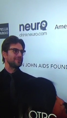 Elton-john-foundation-oscar-party-arrivals-screencaps-feb-24th-2013-0015.png